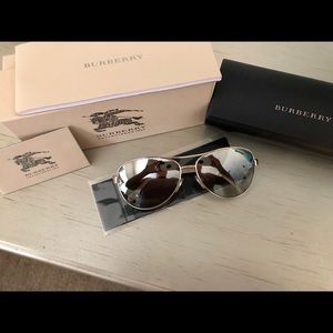 Burberry sunglasses 🕶